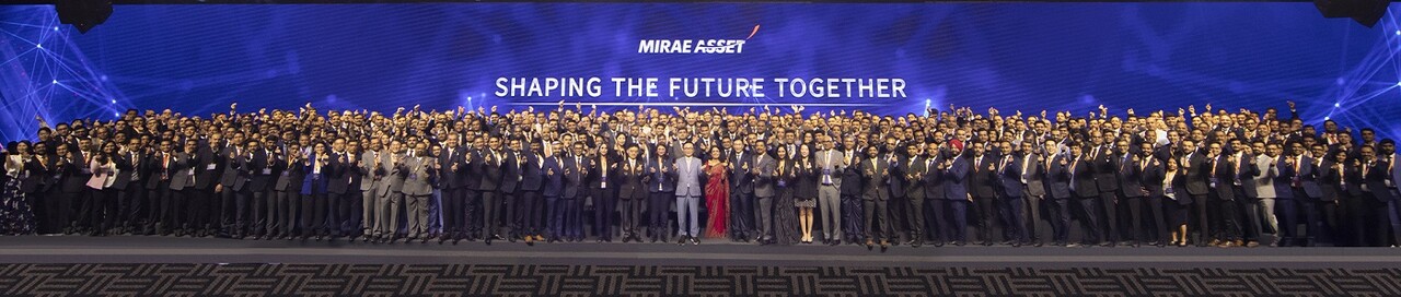 무료 슬롯사이트 인도법인이 쉐어칸증권 인수 100일을 맞아 Shaping The Future Together를 주제로 개최한 '그룹 비전 선포식'에 박현주 회장이 참석해 현지 인도 임직원 350여 명과 기념 촬영을 하고 있다. [사진=미래에셋증권]