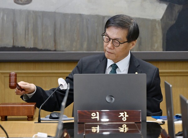 이창용 한국은행 총재가 28일 서울 중구 한국은행에서 열린 슬롯사이트 꽁머니통화위원회에서 의사봉을 두드리고 있다. [사진=뉴시스]
