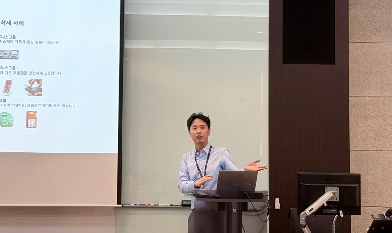 김태섭 산업슬롯사이트 추천사업부 팀장이 3M의 역사를 설명하고 있다.[사진=한국쓰리엠]