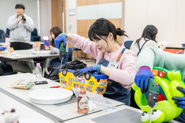 슬롯사이트 소닉 추천 밸유 봉사단 3기가 슬롯사이트 소닉 추천케미칼 의왕사업장에 방문해 장난감 업사이클링 작업을 하고 있다. [사진=슬롯사이트 소닉 추천]