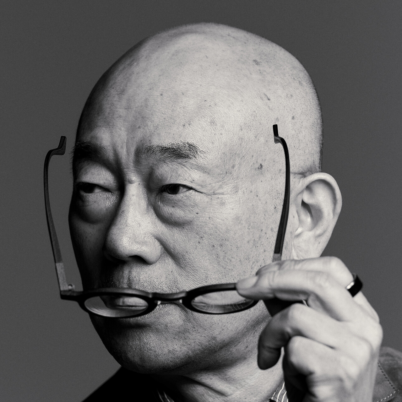 부산시 총괄디자이너, 세계슬롯 꽁 머니기구 이사를 맡고 있는 나건 홍익대 교수. 착용 모델은 브리즘의 ’Huh-A‘.