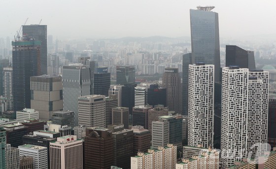 서울 여의도 63빌딩에서 바라본 오피스텔이 밀집한 빌딩 모습.