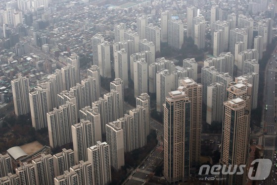 부동산 시장이 침체하며 서울 강남 지역 단지에서 하락 거래가 이어지고 있다. 6일 국토교통부 실거래가 공개시스템에 따르면 서울 강남구 대치동 대치삼성 전용 59㎡는 지난달 16일 12억원에 중개 거래됐다. 같은 크기는 지난달 17억원에 거래됐는데 한 달도 안 돼 5억원이 하락한 셈이다. 사진은 이날 송파구 롯데월드타워 서울스카이에서 바라본 서울 올림푸스 슬롯사이트단지 모습.