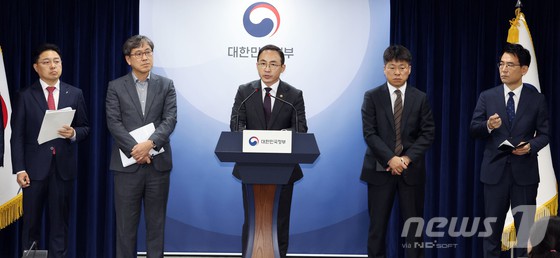 김오진 국토교통부 제1차관이 12일 오전 서울 종로구 세종대로 정부서울청사에서 에볼루션 바카라 혁신 및 건설카르텔 혁파방안 발표를 하고 있다.