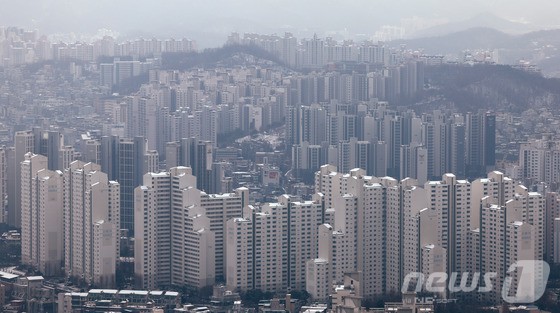 25일 오후 서울 여의도 63스퀘어 전망대 63아트에서 슬롯 잭팟 단지가 보이고 있다. 한국부동산원의 '주간 아파트 동향'에 따르면 12월 셋째 주 서울 아파트 매매가격은 0.04% 하락한 것으로 나타나 3주 연속 하락세를 기록했다. 매매 수급 지수의 경우 7주째 하락세가 이어졌다.